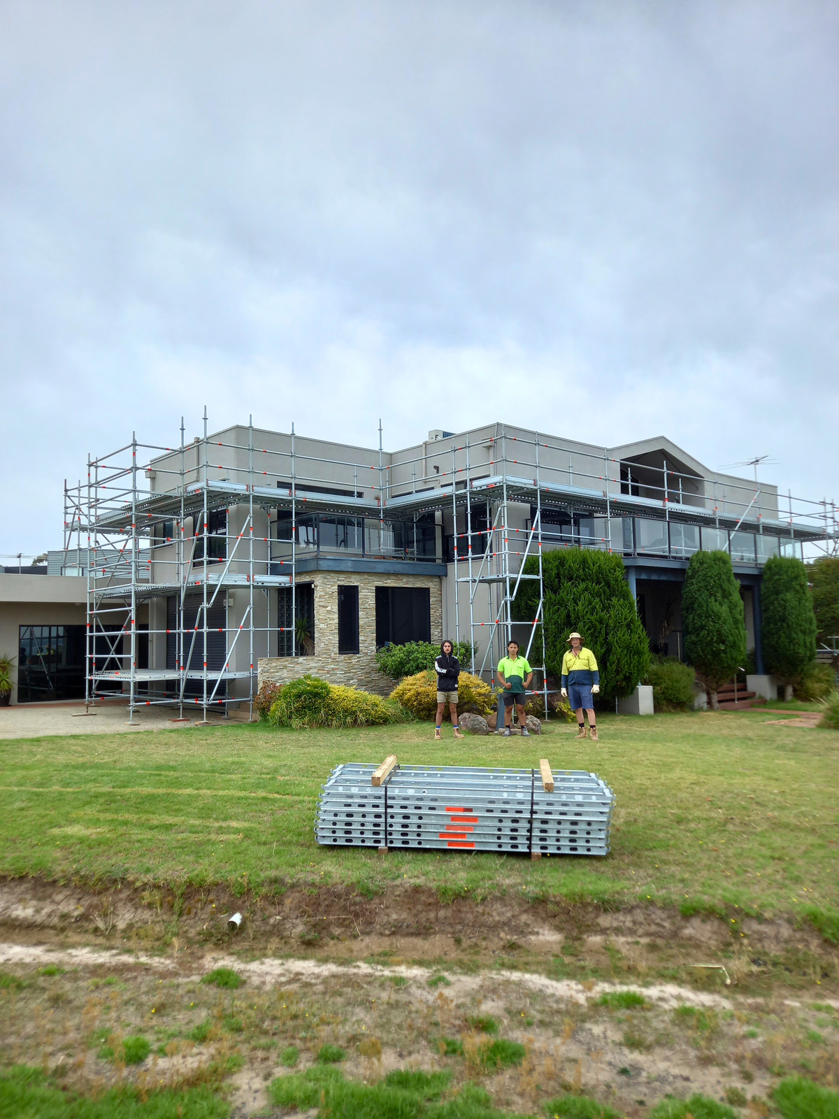 Scaffolding with access tower and multiple decks built by Leongatha based scaffolding and formwork services business, Scaffdex. The residential project is a newly built two storey home on Phillip Island Victoria.